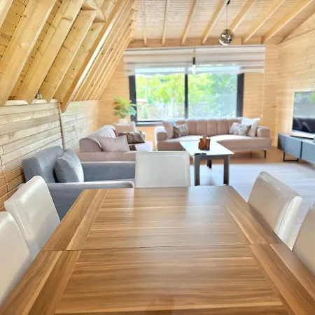 With Hot Pool In Willa *