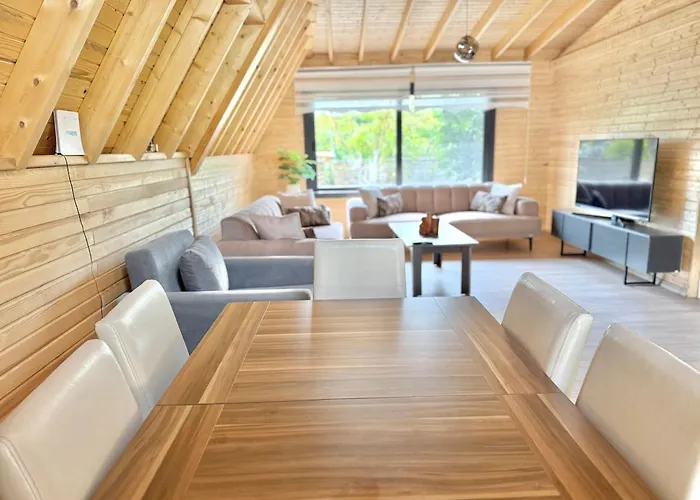 With Hot Pool In וילה *