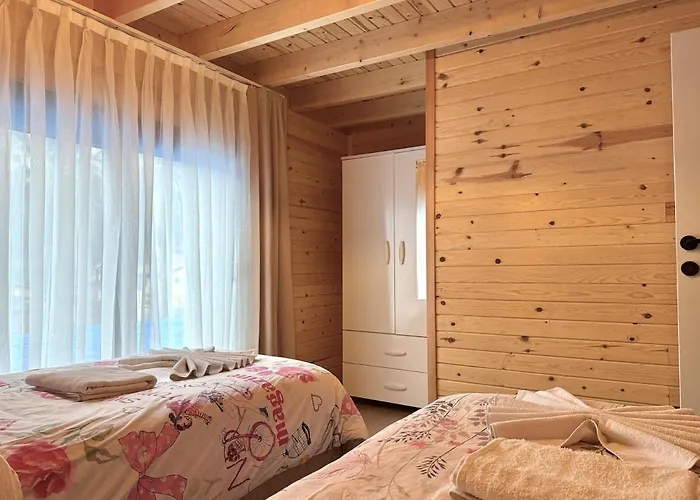 With Hot Pool In וילה