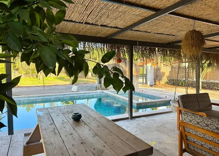 With Hot Pool In מרמריס