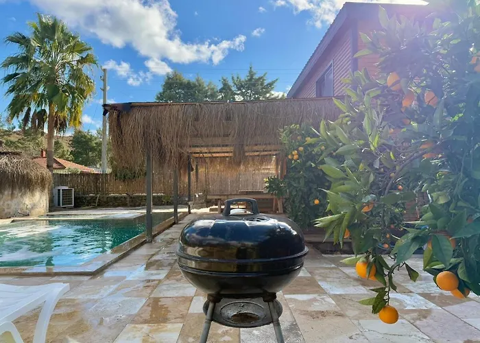 With Hot Pool In וילה *